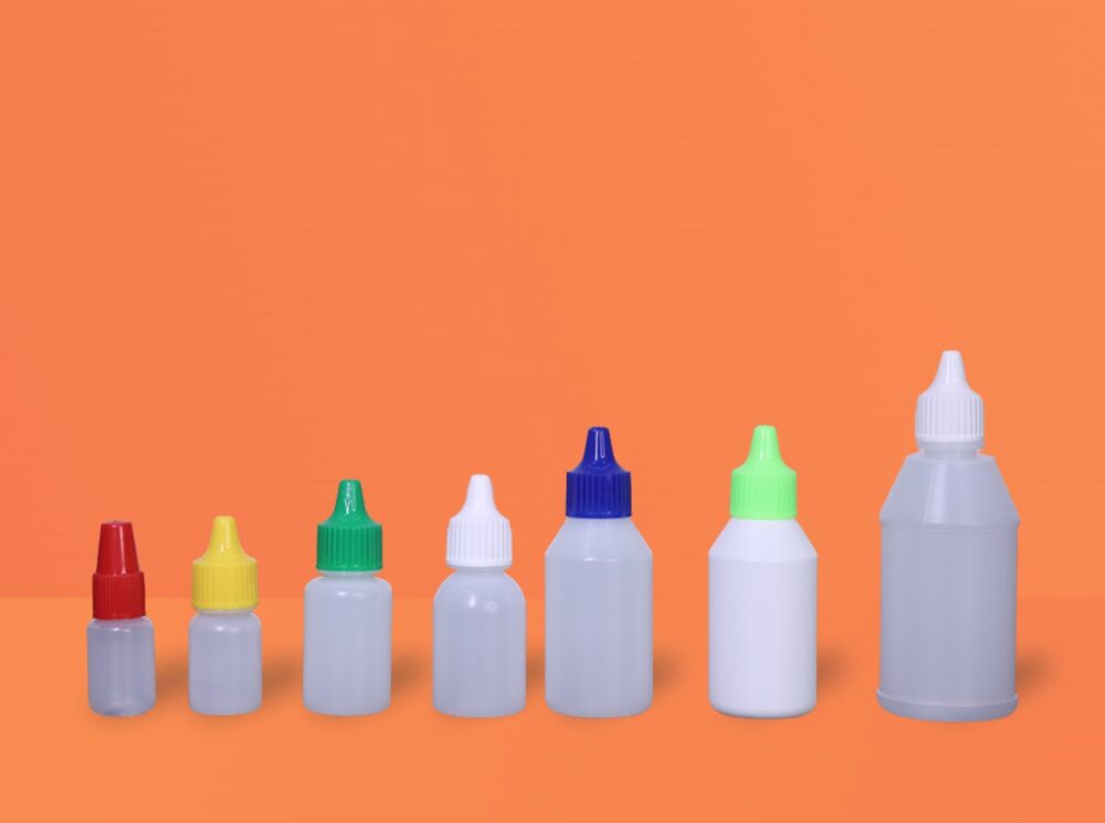 Plastic squeeze bottles with colored caps, manufactured by Mono Industries, displayed in a row on a grey surface against a white background. Suitable for storing different types of liquids.